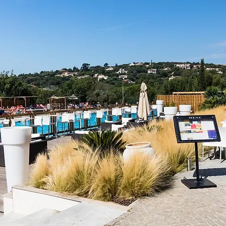 Domaine Des Naiades 4*